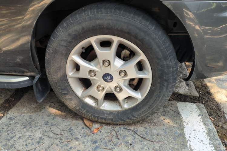 Used Ford Tourneo Custom 2016 2.0T Manual Elite Edition Right Front Wheel Hub
