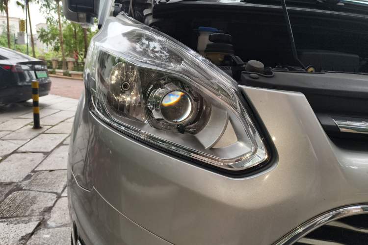 Used Ford Tourneo Custom 2016 2.0T Manual Elite Version Right Front Headlight