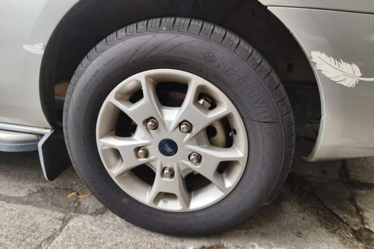 Used Ford Tourneo Custom 2016 2.0T Manual Elite Version Right Front Wheel Hub