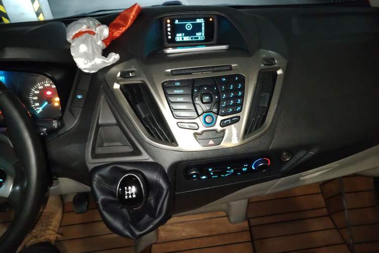Used Ford Tourneo Custom 2016 2.0T Manual Elite Edition Audio And AC Panel