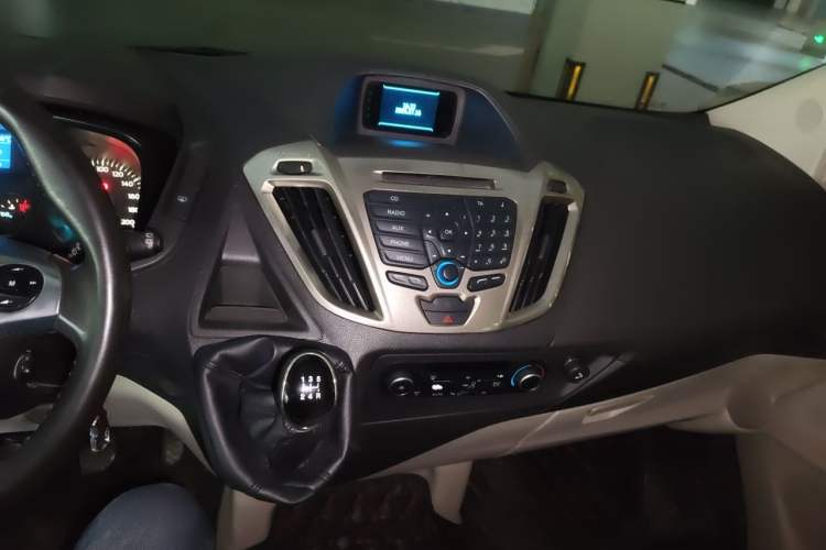 Used Ford Tourneo Custom 2016 2.0T Manual Elite Edition Audio And AC Panel