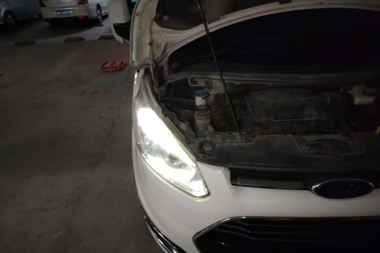 Used Ford Tourneo Custom 2016 2.0T Manual Elite Edition Engine Bay Right