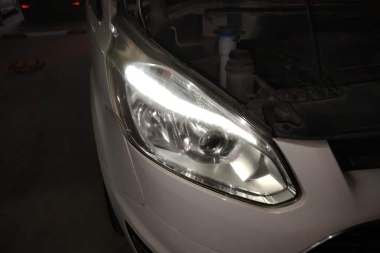 Used Ford Tourneo Custom 2016 2.0T Manual Elite Edition Right Front Headlight