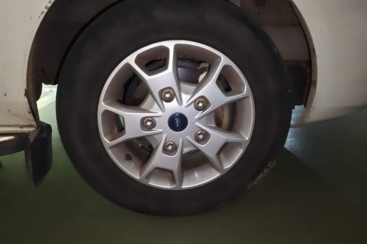 Used Ford Tourneo Custom 2016 2.0T Manual Elite Edition Right Front Wheel Hub