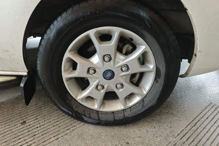 Used Ford Tourneo Custom 2016 2.0T Manual Elite Edition Right Front Wheel Hub