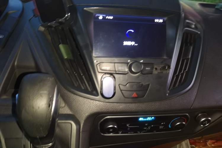 Used Ford Tourneo Custom 2017 2.0T Automatic Elite Edition Audio And AC Panel