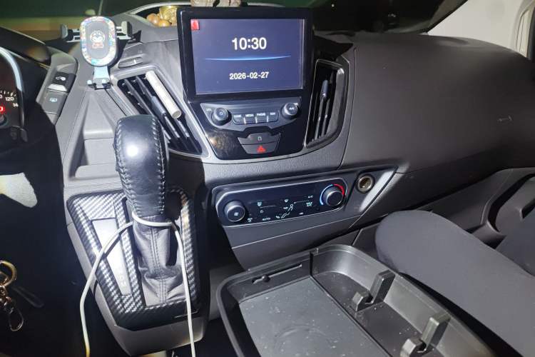 Used Ford Tourneo Custom 2017 2.0T Automatic Elite Version Audio And AC Panel