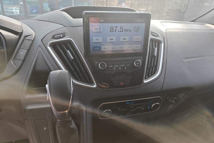 Used Ford Tourneo Custom 2017 2.0T Automatic Elite Version Audio And AC Panel