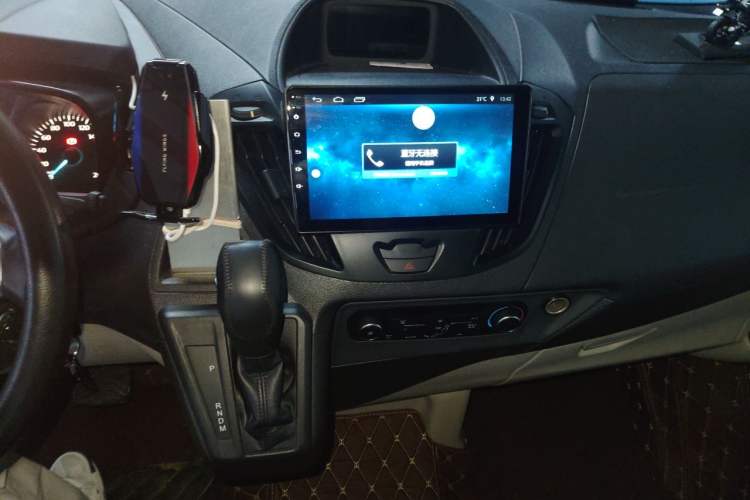 Used Ford Tourneo Custom 2017 2.0T Automatic Elite Edition Audio And AC Panel