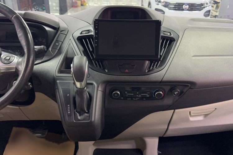 Used Ford Tourneo Custom 2017 2.0T Automatic Elite Edition Audio And AC Panel