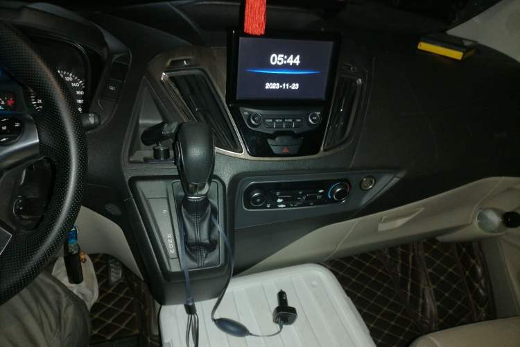 Used Ford Tourneo Custom 2017 2.0T Automatic Business Class Version Audio And AC Panel