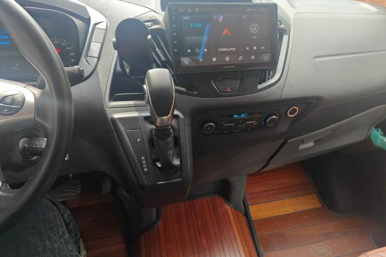Used Ford Tourneo Custom 2017 2.0T Automatic Elite Version Audio And AC Panel