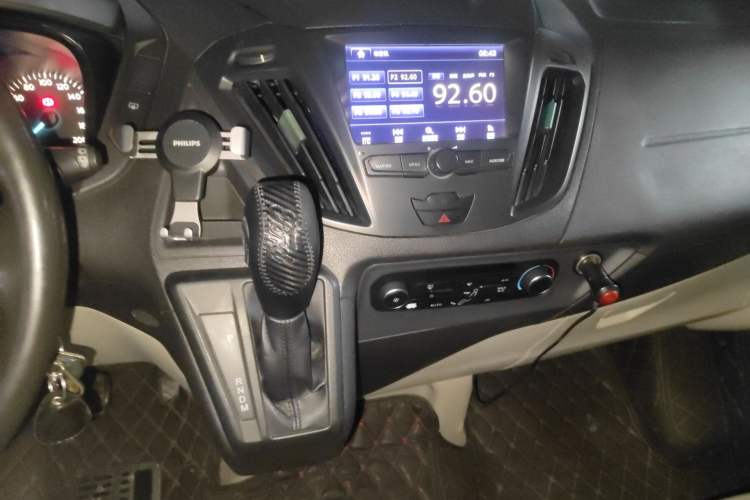 Used Ford Tourneo Custom 2017 2.0T Automatic Elite Edition Audio And AC Panel
