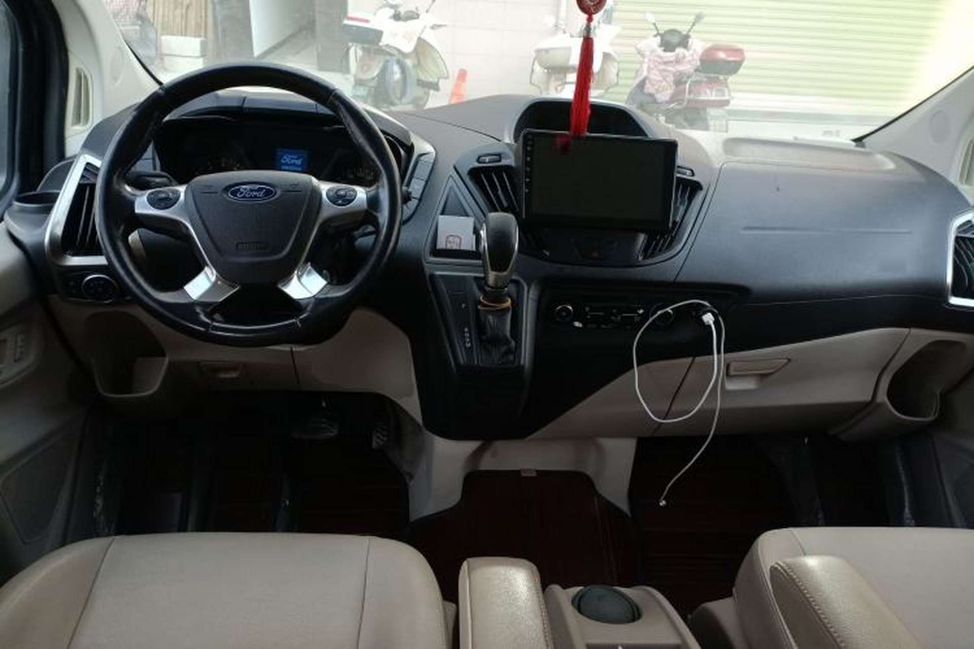Used Ford Tourneo Custom 2017 2.0T Automatic Elite Edition Center Console