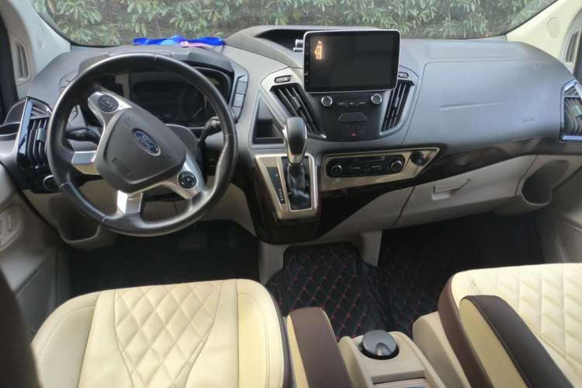 Used Ford Tourneo Custom 2017 2.0T Automatic Elite Edition Center Console