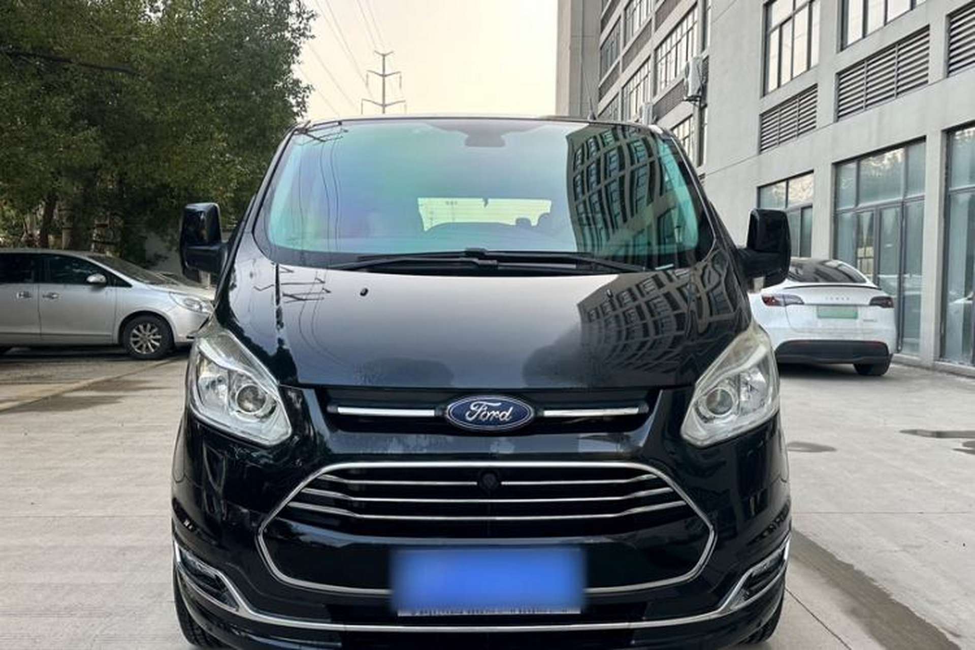 Used Ford Tourneo Custom 2017 2.0T Automatic Elite Version Exterior 3