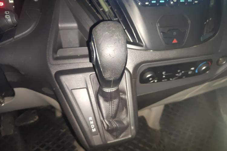 Used Ford Tourneo Custom 2017 2.0T Automatic Elite Edition Gear Lever