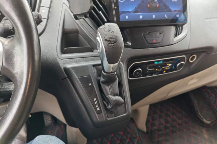 Used Ford Tourneo Custom 2017 2.0T Automatic Elite Version Gear Lever