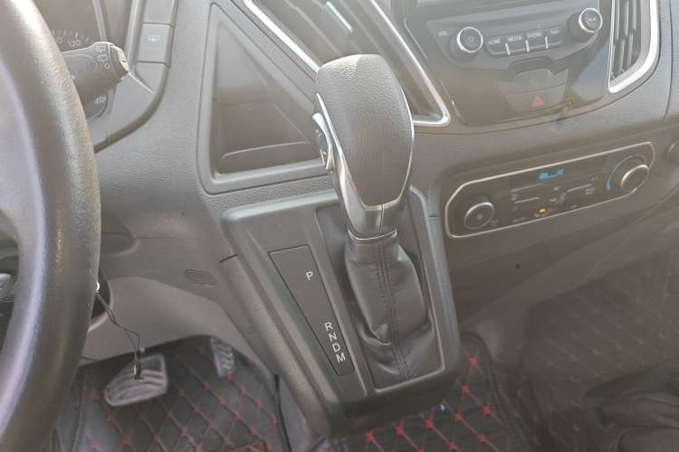 Used Ford Tourneo Custom 2017 2.0T Automatic Elite Version Gear Lever