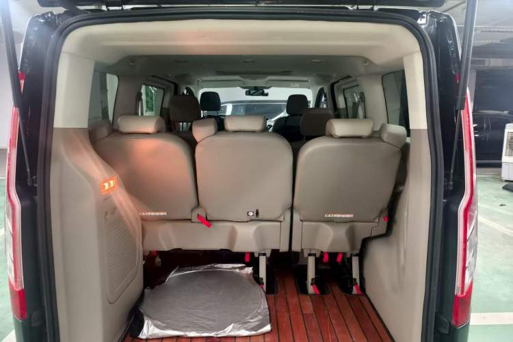 Used Ford Tourneo Custom 2017 2.0T Automatic Elite Version Interior 4