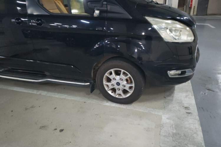Used Ford Tourneo Custom 2017 2.0T Automatic Elite Edition Right Front Wheel Hub