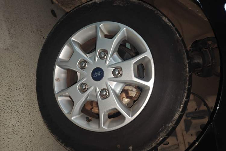 Used Ford Tourneo Custom 2017 2.0T Automatic Elite Edition Right Front Wheel Hub