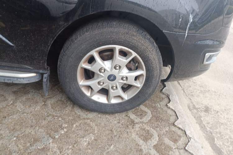 Used Ford Tourneo Custom 2017 2.0T Automatic Elite Edition Right Front Wheel Hub