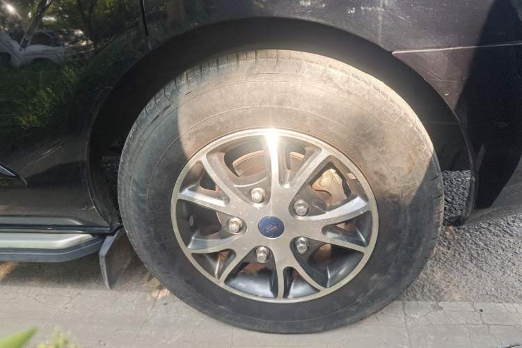 Used Ford Tourneo Custom 2017 2.0T Automatic Elite Edition Right Front Wheel Hub