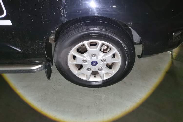 Used Ford Tourneo Custom 2017 2.0T Automatic Elite Edition Right Front Wheel Hub