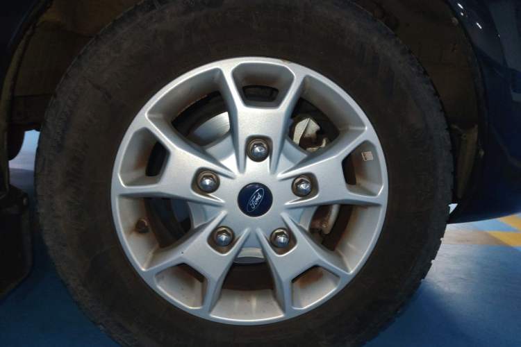 Used Ford Tourneo Custom 2017 2.0T Automatic Elite Edition Right Front Wheel Hub