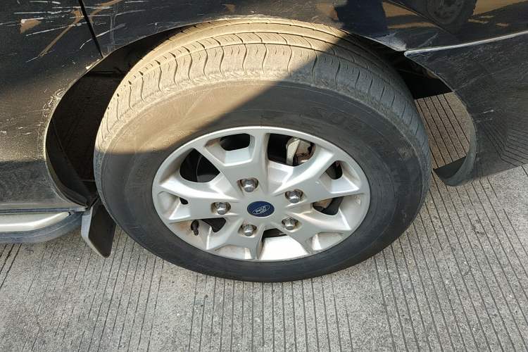 Used Ford Tourneo Custom 2017 2.0T Automatic Elite Edition Right Front Wheel Hub