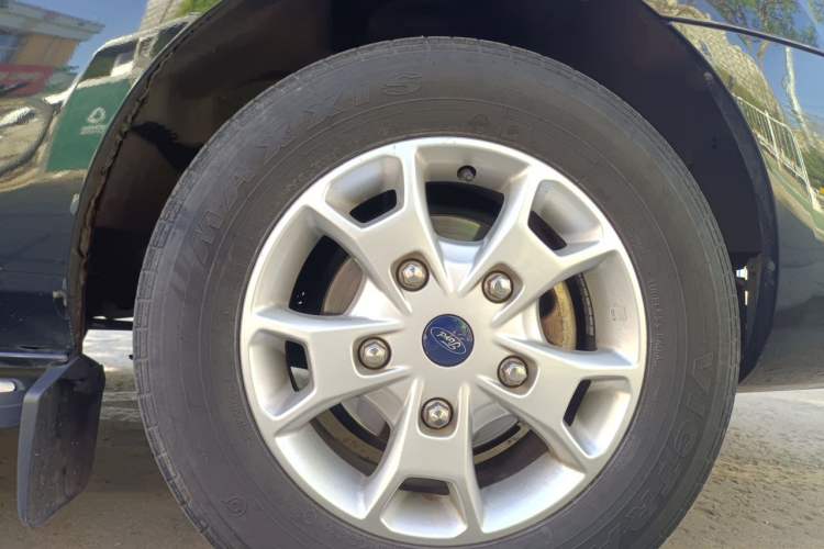 Used Ford Tourneo Custom 2017 2.0T Automatic Elite Version Right Front Wheel Hub