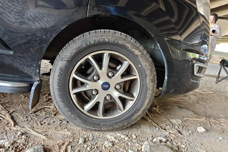 Used Ford Tourneo Custom 2017 2.0T Automatic Elite Version Right Front Wheel Hub