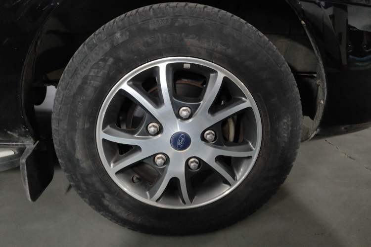 Used Ford Tourneo Custom 2017 2.0T Automatic Elite Version Right Front Wheel Hub