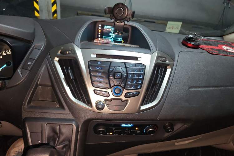 Used Ford Tourneo Custom 2017 2.0T Automatic Elite Edition Audio And AC Panel