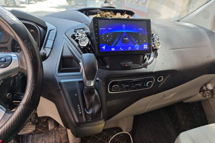 Used Ford Tourneo Custom 2017 2.0T Automatic Elite Version Audio And AC Panel