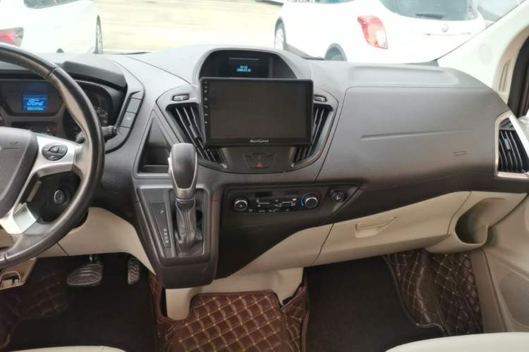Used Ford Tourneo Custom 2017 2.0T Automatic Elite Edition Audio And AC Panel