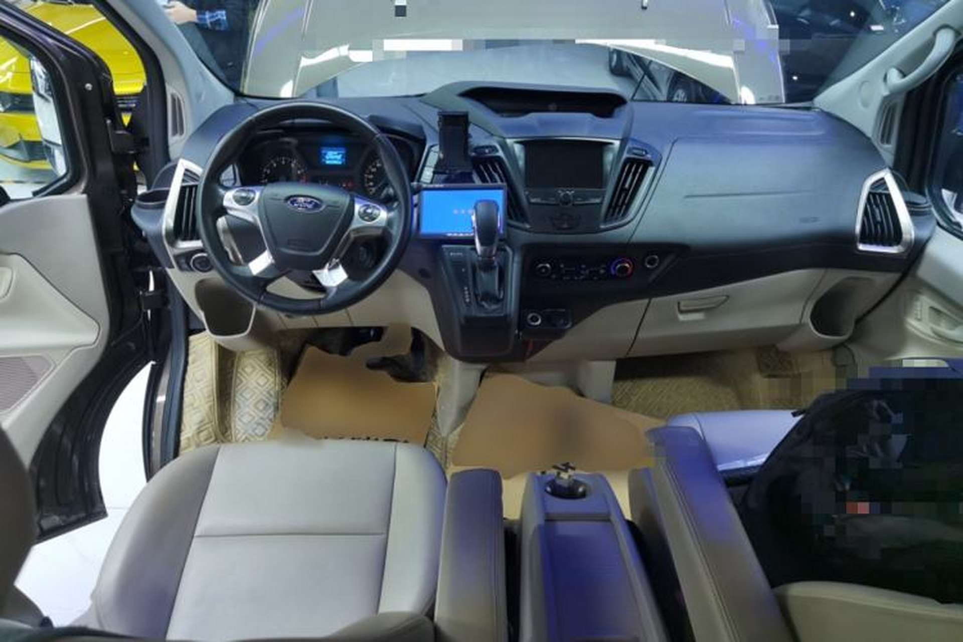 Used Ford Tourneo Custom 2017 2.0T Automatic Elite Edition Center Console