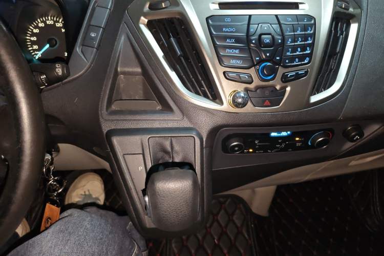 Used Ford Tourneo Custom 2017 2.0T Automatic Elite Edition Gear Lever