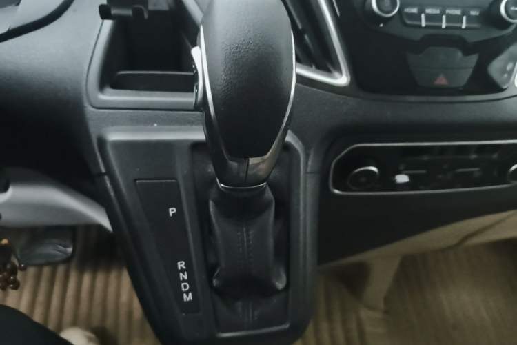 Used Ford Tourneo Custom 2017 2.0T Automatic Elite Version Gear Lever