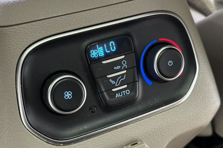 Used Ford Tourneo Custom 2017 2.0T Automatic Elite Edition Interior 1