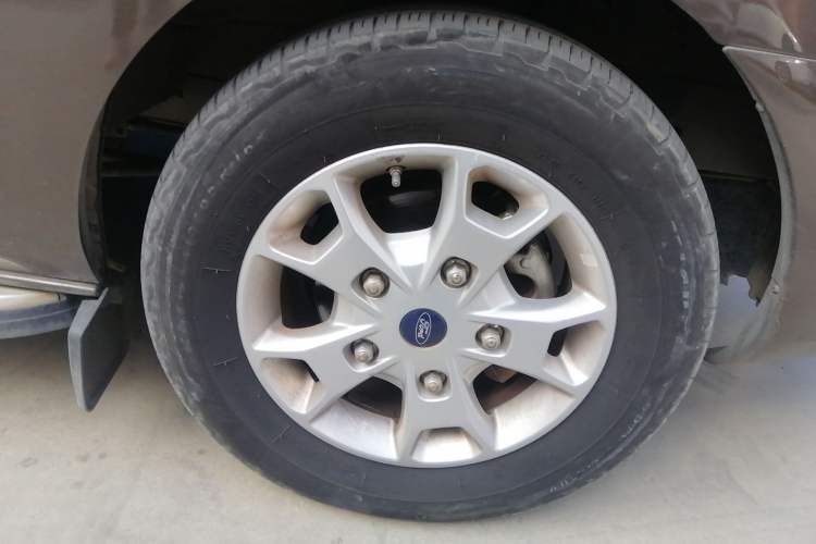 Used Ford Tourneo Custom 2017 2.0T Automatic Elite Edition Right Front Wheel Hub