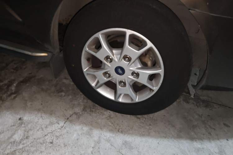 Used Ford Tourneo Custom 2017 2.0T Automatic Elite Edition Right Front Wheel Hub
