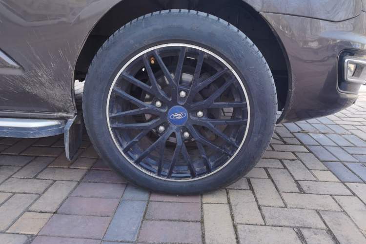 Used Ford Tourneo Custom 2017 2.0T Automatic Elite Version Right Front Wheel Hub