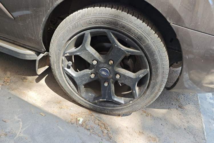 Used Ford Tourneo Custom 2017 2.0T Automatic Elite Version Right Front Wheel Hub