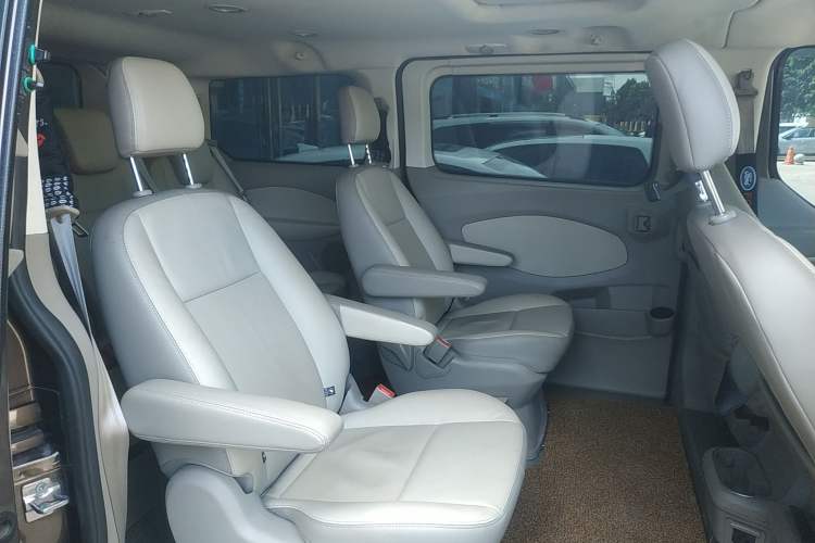 Used Ford Tourneo Custom 2017 2.0T Automatic Elite Version Right Rear Seat