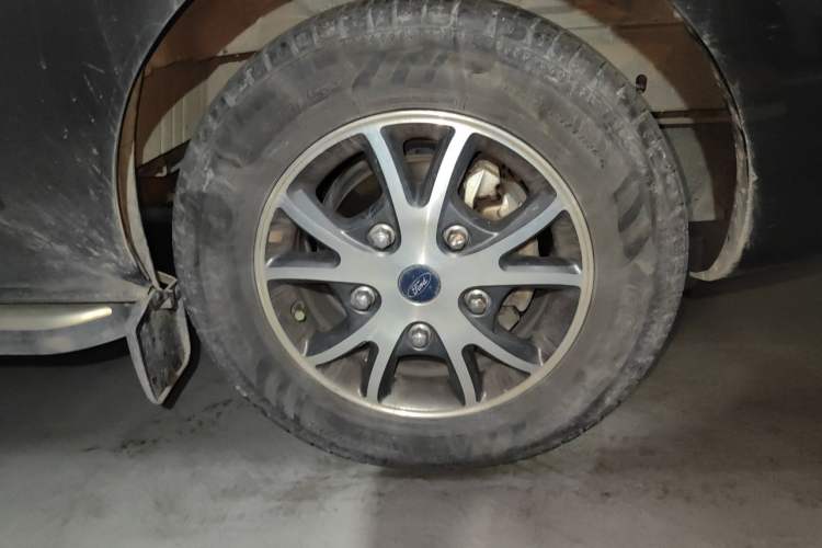 Used Ford Tourneo Custom 2017 2.0T Automatic Elite Version Right Front Wheel Hub