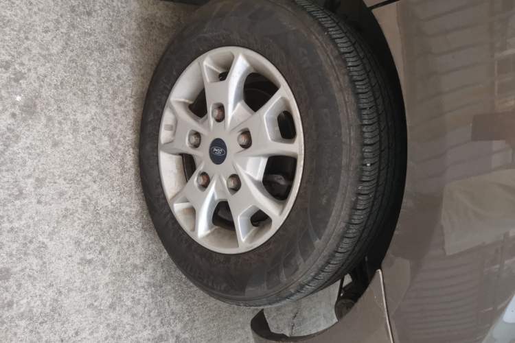 Used Ford Tourneo Custom 2017 2.0T Automatic Elite Edition Right Front Wheel Hub