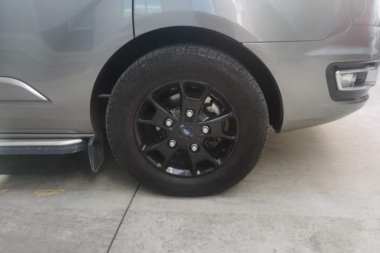 Used Ford Tourneo Custom 2017 2.0T Automatic Elite Edition Right Front Wheel Hub