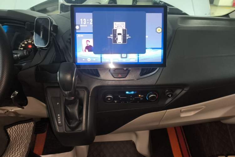 Used Ford Tourneo Custom 2017 2.0T Automatic Elite Edition Audio And AC Panel